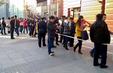 雙選會(huì)門(mén)口排隊(duì)的學(xué)生 雙選會(huì)門(mén)口排隊(duì)的學(xué)生