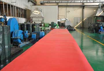 通過濕法制膠工藝的最后一道流程——硫化，將生攪拌硫化成最終的耐磨橡膠成品